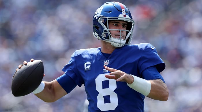 Daniel Jones throws a pass